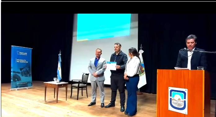 Entrega del reconocimiento al director Axel Banfi en San Luis